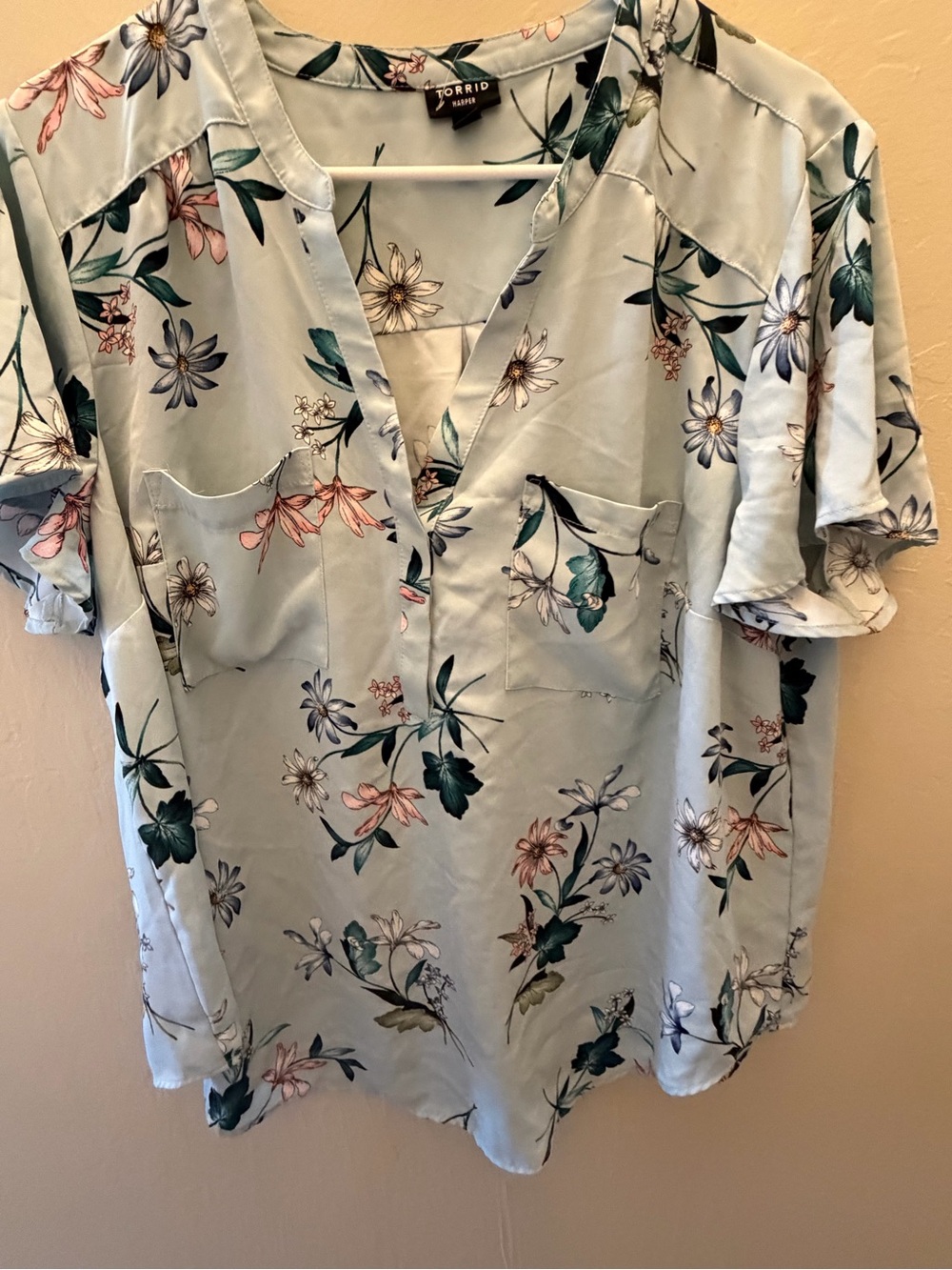 Torrid Harper size 1 Light Blue Floral Split V-Neck Blouse with Pockets.   #23